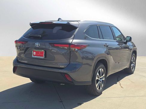 Certified 2025 Toyota Highlander XLE FWD image 3