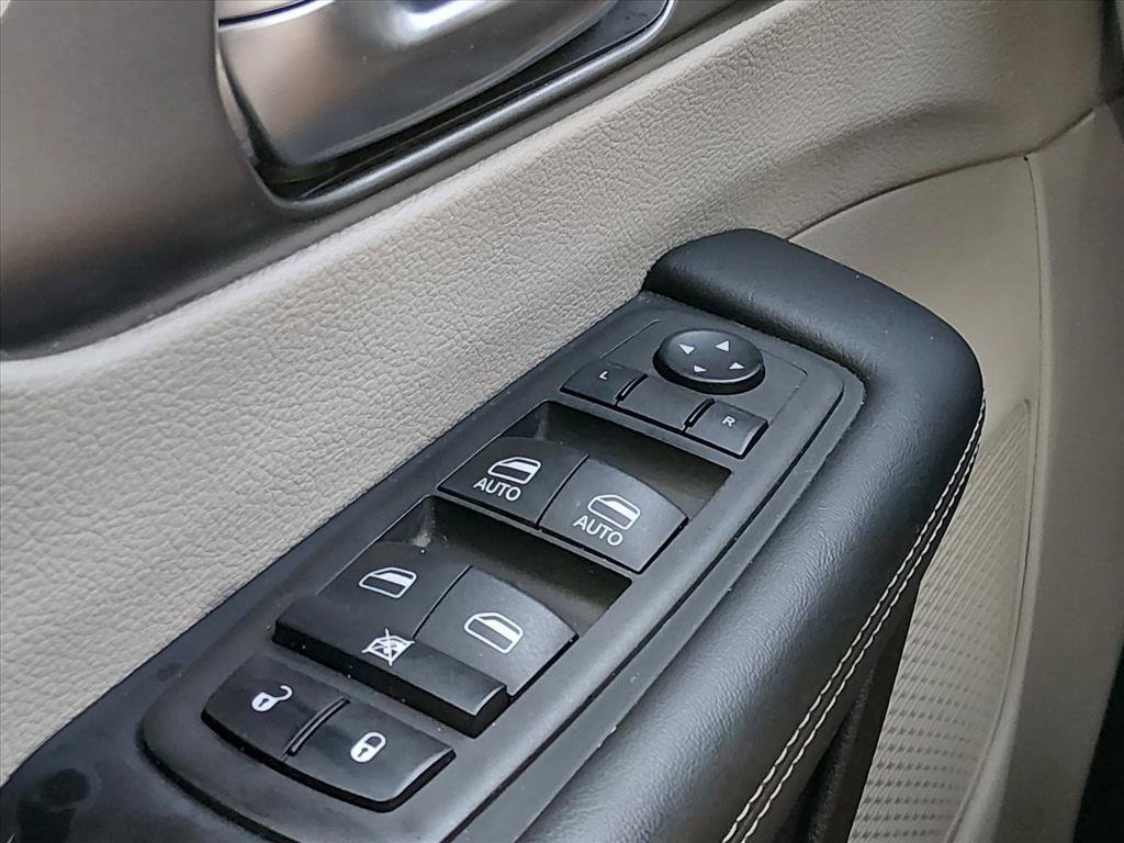 Used 2023 Chrysler Pacifica Touring-L FWD image 24