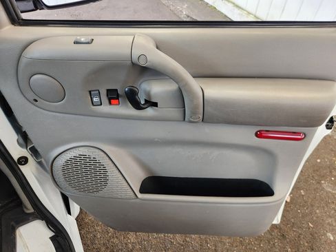 Used 2005 Chevrolet Astro AWD w/ Convenience Package image 12