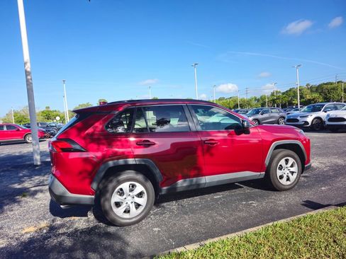 Used 2020 Toyota RAV4 LE FWD image 4