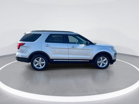 Used 2018 Ford Explorer XLT FWD image 9