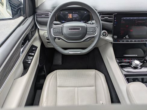 Used 2023 Jeep Wagoneer L Series II RWD image 4