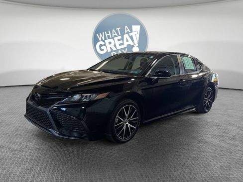 Used 2022 Toyota Camry SE w/ Cold Weather Package FWD image 8