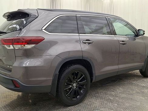 Used 2019 Toyota Highlander SE image 3