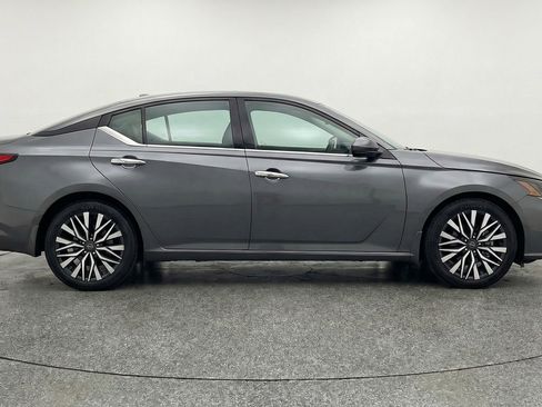 Used 2025 Nissan Altima 2.5 SV FWD image 11