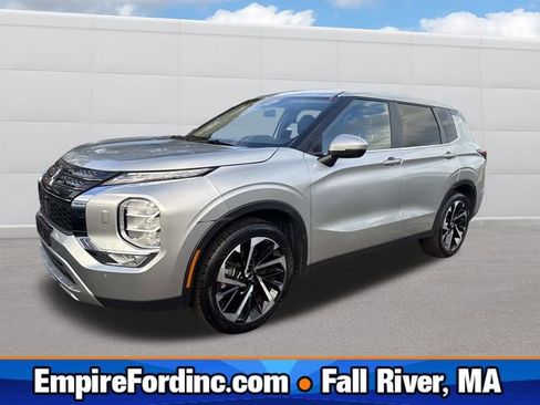 Used 2024 Mitsubishi Outlander SE image 1
