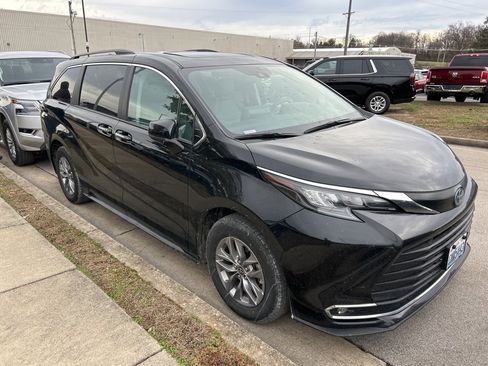Used 2024 Toyota Sienna XLE image 3