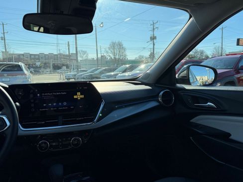 Used 2025 Chevrolet Trax LT w/ LT Convenience Package image 33