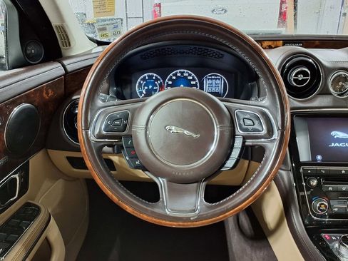 Used 2016 Jaguar XJ R-Sport RWD image 18