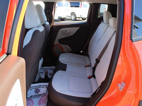 Used 2016 Jeep Renegade Latitude w/ Cold Weather Group FWD image 19