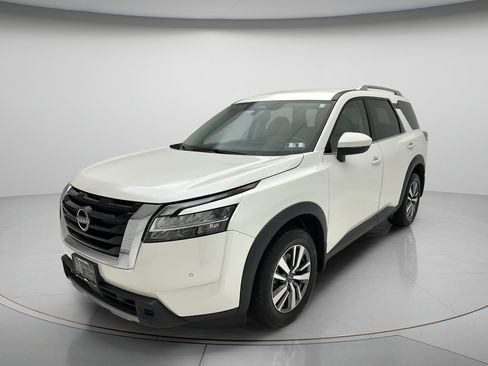 Used 2024 Nissan Pathfinder SL AWD/4WD image 3