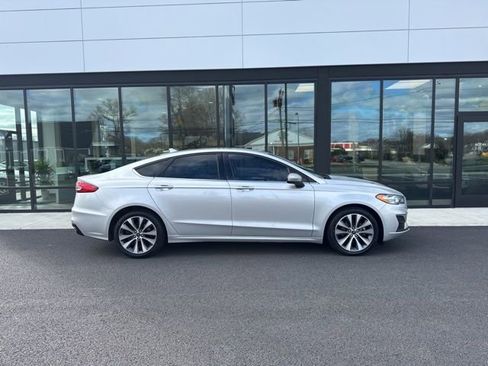 Used 2019 Ford Fusion SE AWD/4WD image 2