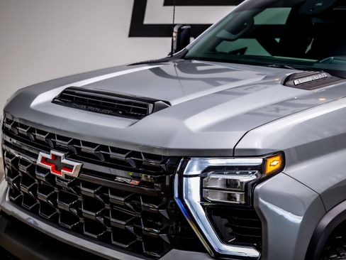 Used 2024 Chevrolet Silverado 2500 ZR2 w/ Technology Package image 26