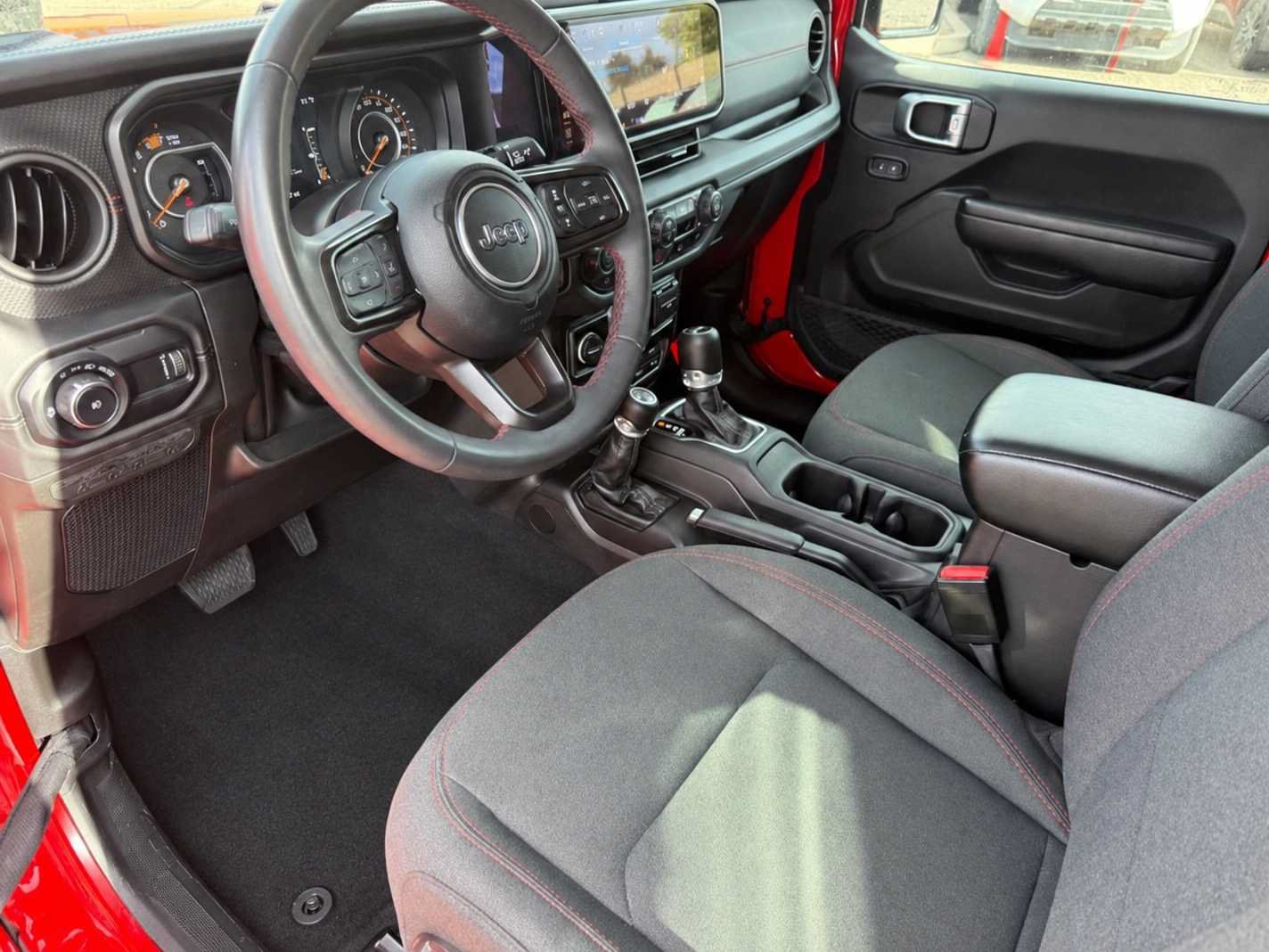 Used 2024 Jeep Wrangler Unlimited Rubicon AWD/4WD image 13
