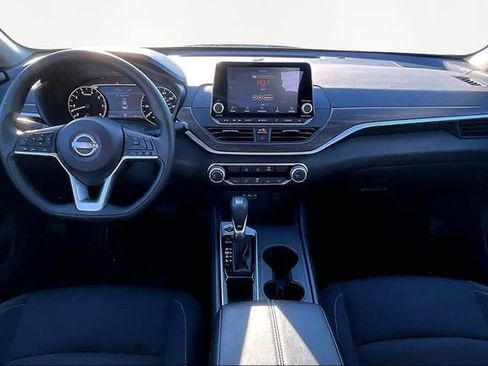 Used 2025 Nissan Altima 2.5 SV image 7