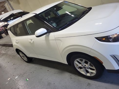Used 2024 Kia Soul LX w/ Option Group 015 FWD image 2