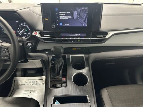 Used 2025 Toyota Sienna LE image 25