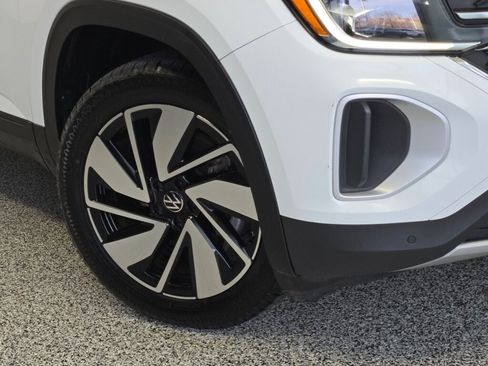 Used 2024 Volkswagen Atlas SE AWD/4WD image 3