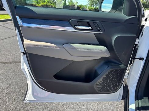 Used 2025 GMC Terrain Elevation w/ Technology Package II AWD/4WD image 12