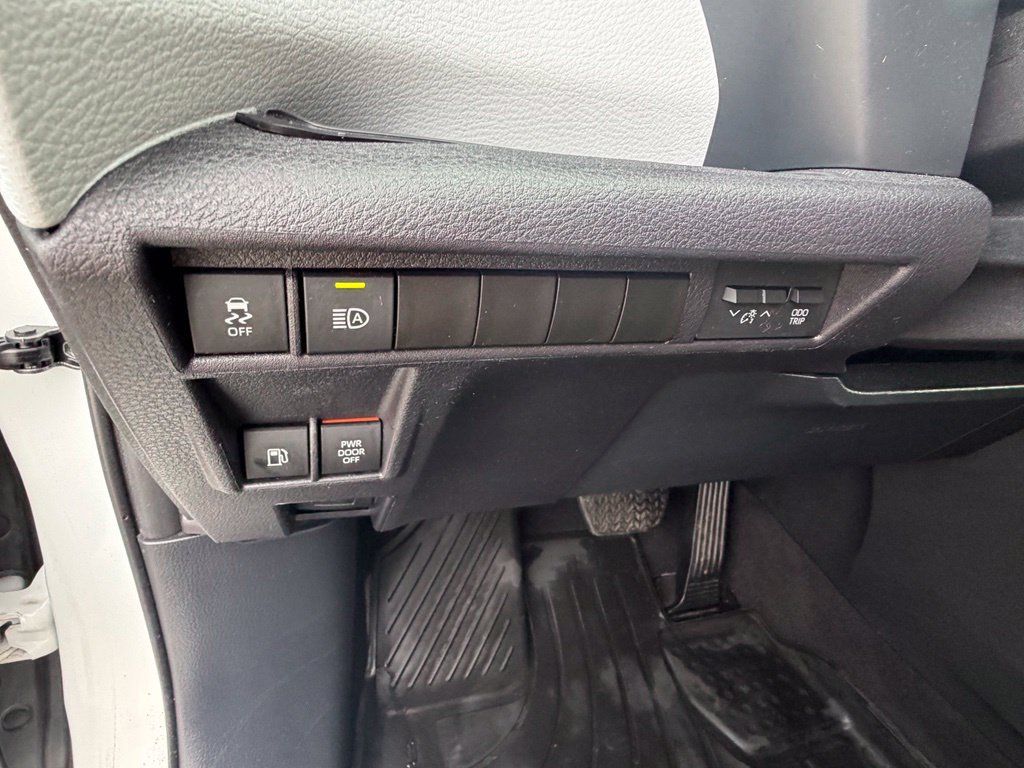 Used 2025 Toyota Sienna LE AWD/4WD image 17