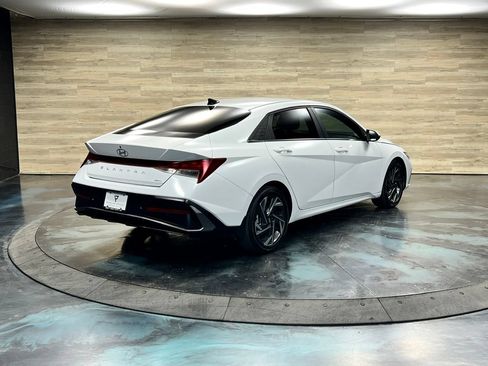 Used 2024 Hyundai Elantra Limited FWD image 17