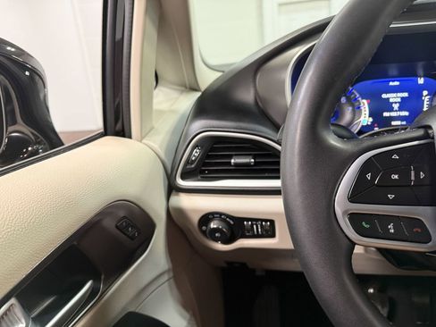 Used 2024 Chrysler Pacifica Touring-L FWD image 75