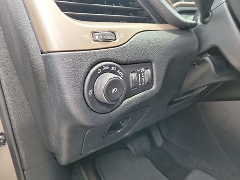 Used 2017 Jeep Cherokee Latitude AWD/4WD image 19