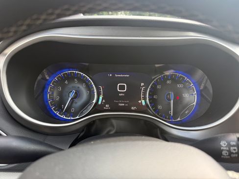 Used 2024 Chrysler Pacifica Touring-L FWD image 19