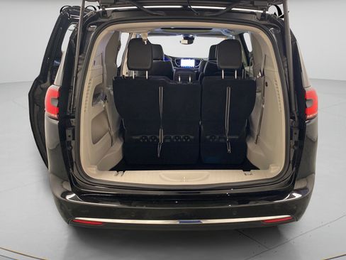 Used 2024 Chrysler Pacifica Limited FWD image 35