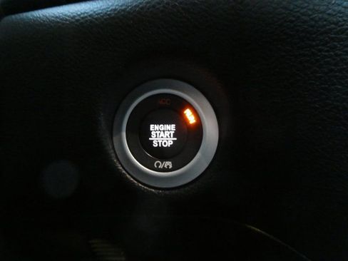 Used 2025 Chrysler Pacifica Select FWD image 6