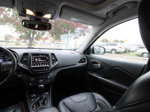 Used 2019 Jeep Cherokee Trailhawk image 34