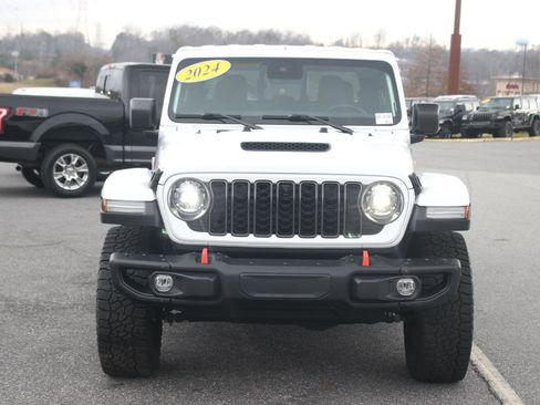 Used 2024 Jeep Gladiator Mojave image 2