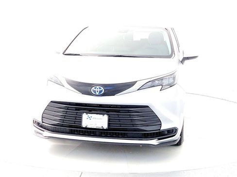 Used 2024 Toyota Sienna LE image 2