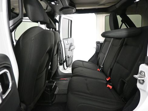 Used 2018 Jeep Wrangler Unlimited Sahara AWD/4WD image 18