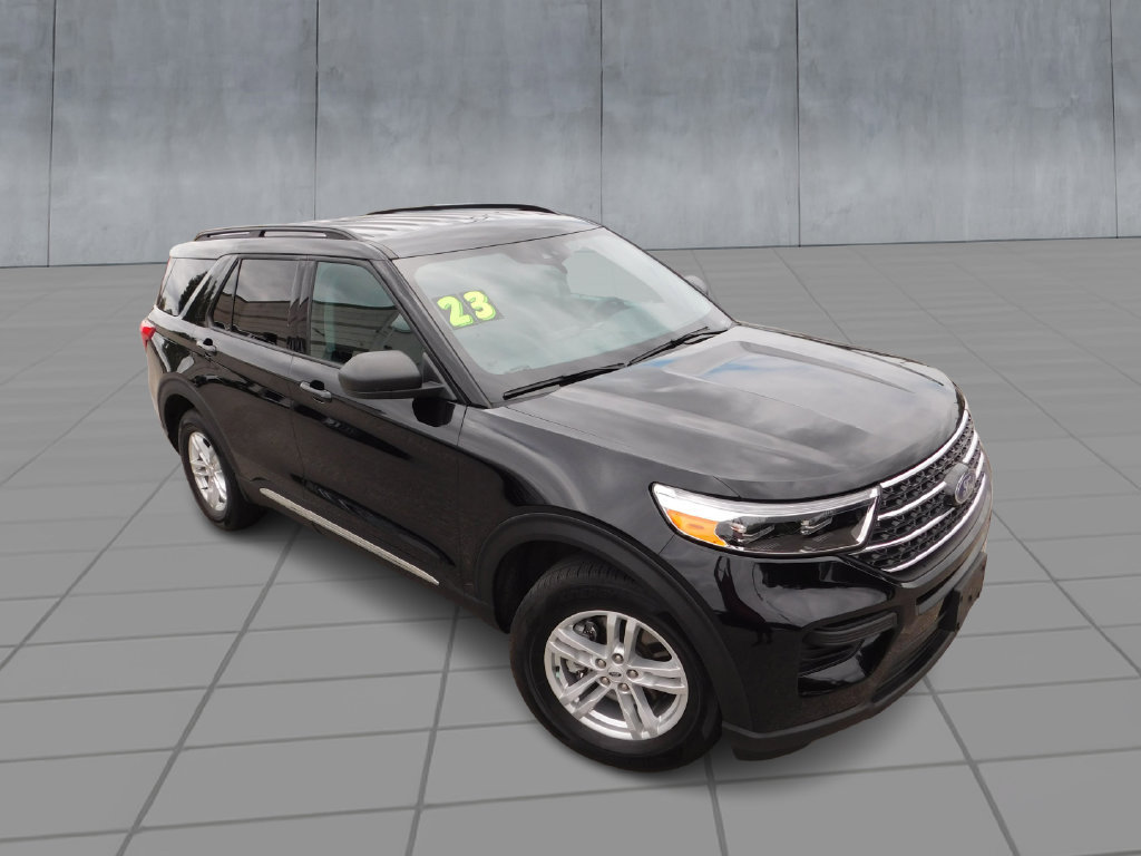 Used 2023 Ford Explorer XLT AWD/4WD image 2