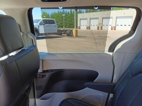 Used 2024 Chrysler Pacifica Touring-L FWD image 16