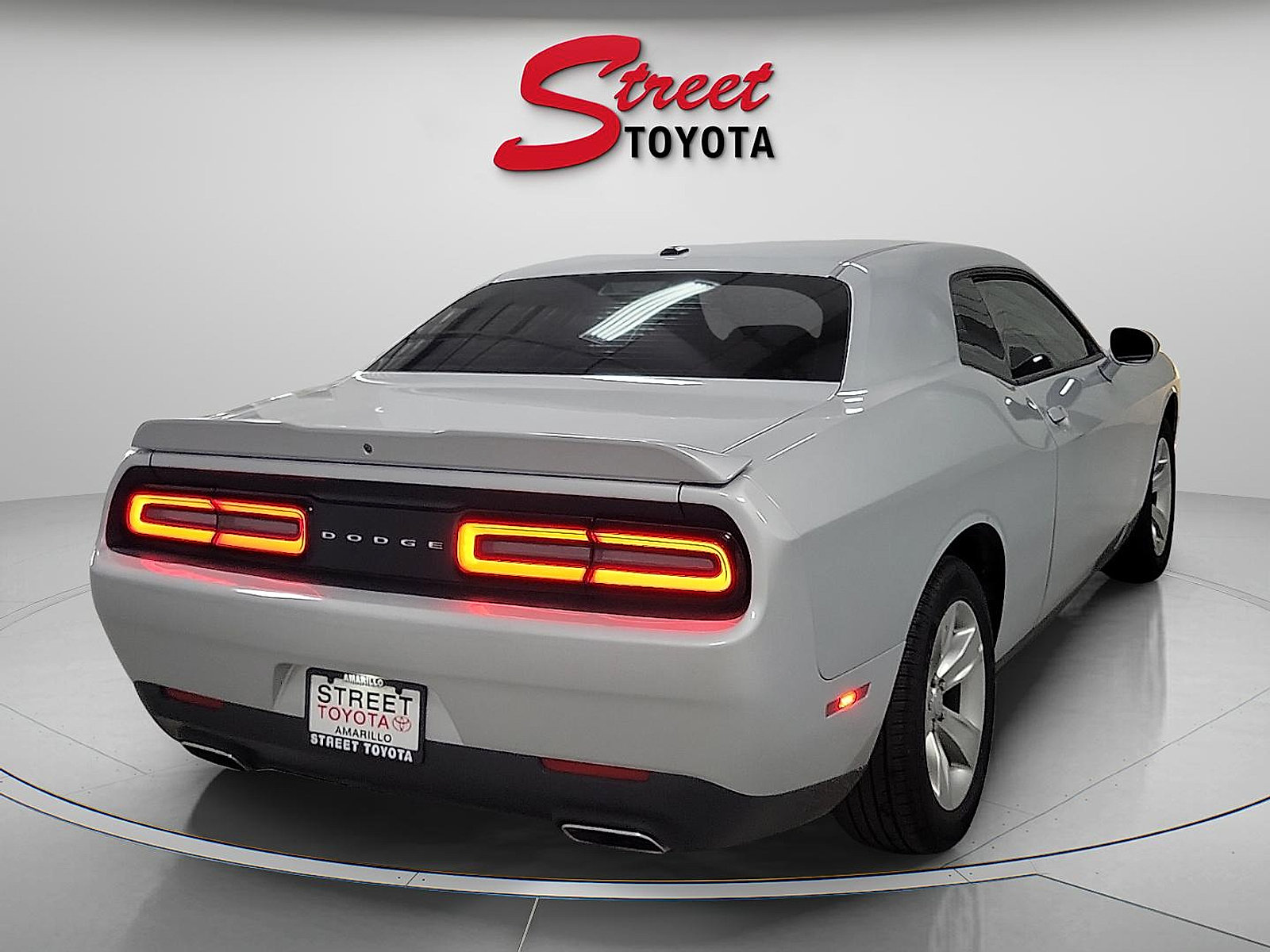 Used 2022 Dodge Challenger SXT RWD image 3