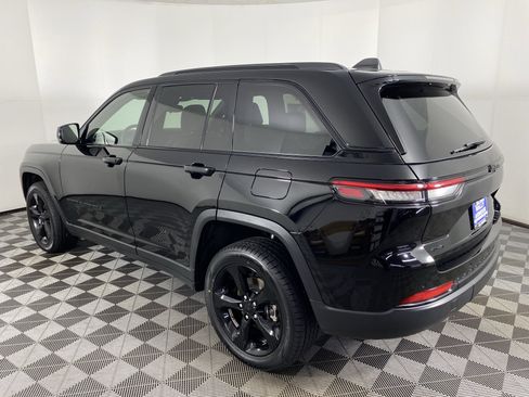 Used 2023 Jeep Grand Cherokee Altitude image 10