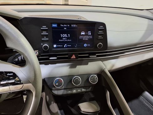 Used 2023 Hyundai Elantra SE w/ Cargo Package image 8