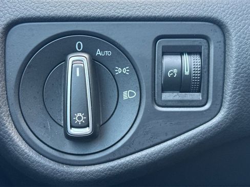 Used 2017 Volkswagen Golf Wolfsburg Edition image 32