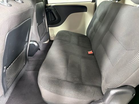 Used 2020 Dodge Grand Caravan SE FWD image 18