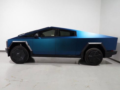 Used 2024 Tesla Cybertruck AWD Crew Cab image 10
