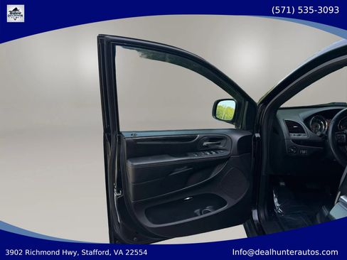 Used 2015 Chrysler Town & Country S FWD image 22