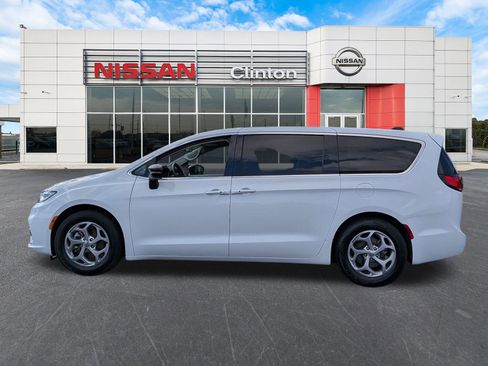 Used 2024 Chrysler Pacifica Limited image 4