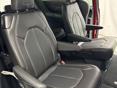 New 2026 Chrysler Pacifica Select w/ S Appearance Package image 32