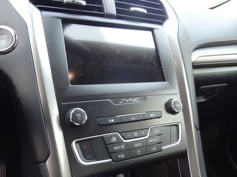 Used 2019 Ford Fusion SE FWD image 14