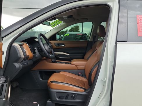 Certified 2024 Nissan Pathfinder Platinum AWD/4WD image 18