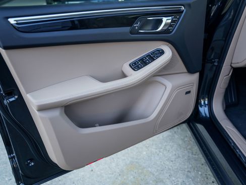 Certified 2025 Porsche Macan image 16