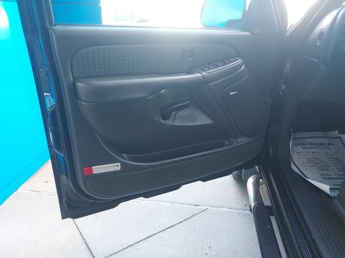 Used 2004 Chevrolet Avalanche 2500 w/ Preferred Equipment Group AWD/4WD image 12