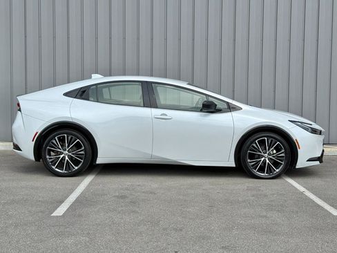 Used 2023 Toyota Prius XLE FWD image 4
